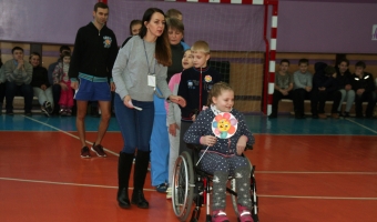 В субботу, 9 декабря, в средней школе №8 прошел спортивный праздник для детей с ограниченными возможностями и их родителей