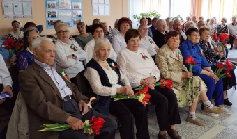Поклонимся великим тем годам