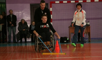 В субботу, 9 декабря, в средней школе №8 прошел спортивный праздник для детей с ограниченными возможностями и их родителей