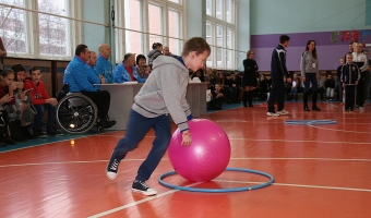 В субботу, 9 декабря, в средней школе №8 прошел спортивный праздник для детей с ограниченными возможностями и их родителей