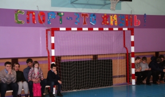 В субботу, 9 декабря, в средней школе №8 прошел спортивный праздник для детей с ограниченными возможностями и их родителей