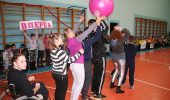В субботу, 9 декабря, в средней школе №8 прошел спортивный праздник для детей с ограниченными возможностями и их родителей