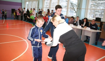 В субботу, 9 декабря, в средней школе №8 прошел спортивный праздник для детей с ограниченными возможностями и их родителей