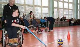 В субботу, 9 декабря, в средней школе №8 прошел спортивный праздник для детей с ограниченными возможностями и их родителей