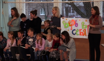 В субботу, 9 декабря, в средней школе №8 прошел спортивный праздник для детей с ограниченными возможностями и их родителей